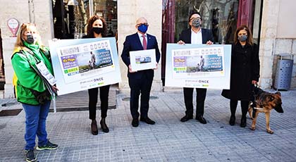 Foto de familia de la presentación del cupón dedicado al Pagès i la Pagesa