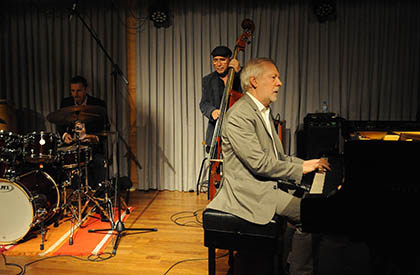 Ignasi Terrraza en un concierto con su trío