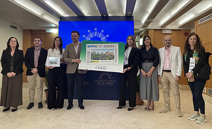 Foto de familia de la presentación del cupón dedicado al 75 aniversario del Dogma de la Asunción, de Elche