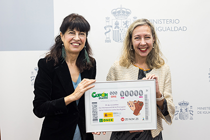 Ana Redondo y Patricia Sanz, con una lámina enmarcada con este cupón