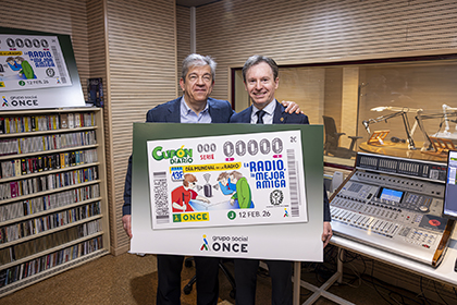 Antonio Mayor y Jorge Álvarez, con una copia gigante del cupón, en los estudios del SBO