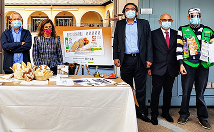 Foto de familia de la presentación del cupón dedicado al cupón que la ONCE  dedica al tradicional ‘Pa amb oli’