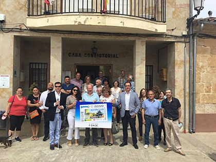 Foto de familia de la presentación del cupòn dedicado a ‘peleínas’ y ‘peleínos’, habitantes de Peleas de Abajo