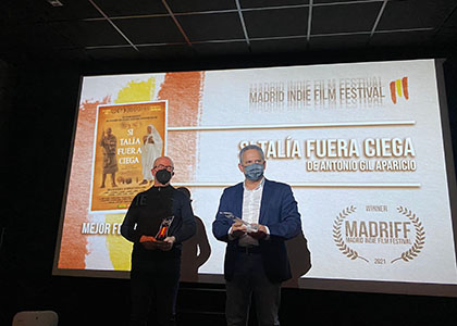 Ángel Luis Gómez y Antonio Gil en el momento de la recogida del galardón