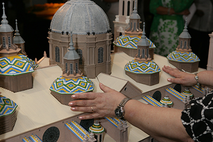 Unas manos tocan la maqueta de la Basílica de El Pilar de Zaragoza