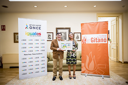 Sara Giménez y Alberto Durán, con una lámina enmarcada de este cupón