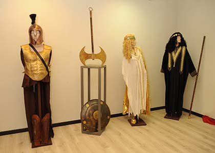 Varias de las piezas de la exposición sobre teatro griego, en el Museo Tiflológico de la ONCE