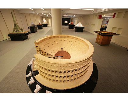 Maqueta del Coliseo Romano, expuesta en el Museo Tiflológico de la ONCE