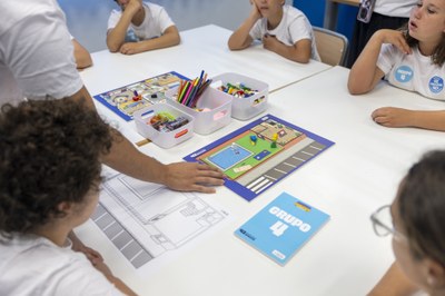 Ocio y discapacidad Grupo de escolares comparten un juego de mesa