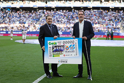 Rafael Marañón y Enric Botí sostienen una copia gigante de este cupón