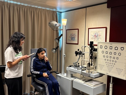 profesionales de la ONCE revisan la vista a una niña