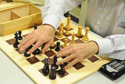 Jugador de ajedrez mientras toca las piezas
