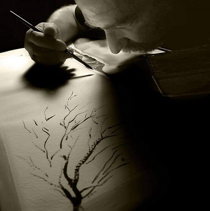El autor, trabajando en una acuarela