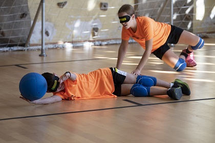 Niños juegan al fútbol