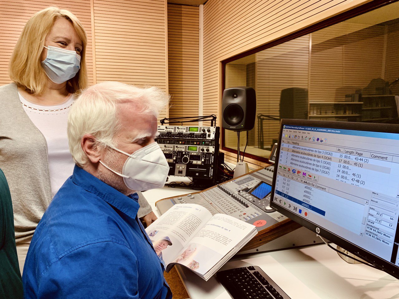 Juan Rodríguez, técnico del SBO, y Carmen Bayarri trabajando en el audiolibro