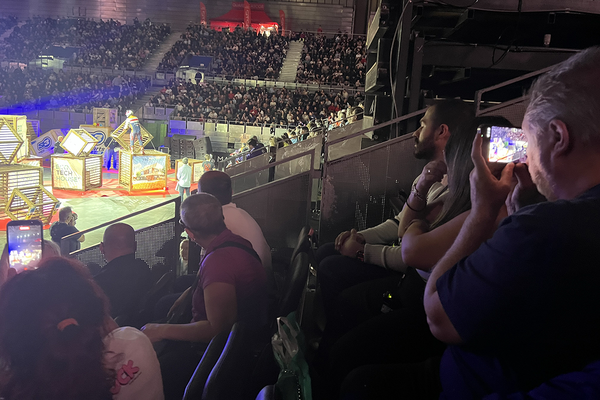 Personas con discapacidad visual disfrutando de la competición y escuchando la audiodescripción Personas con discapacidad visual disfrutando de la competición y escuchando la audiodescripción