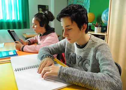 Alumnos leyendo en braille