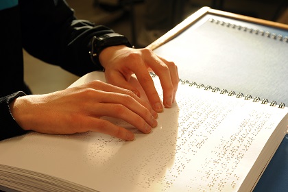 Manos leyendo braille Manos leyendo braille