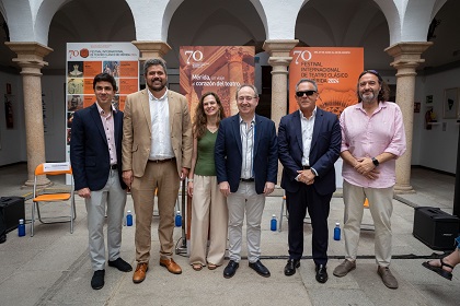 Participantes firma convenio ONCE y Festival de Mérida