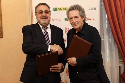 Miguel Carballeda y Miguel Ríos, tras la firma