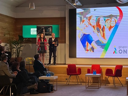 Jorge Íniguez y María José Torrado recogiendo el premio