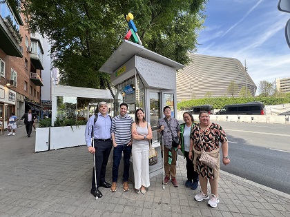 Miembros de ONCE Innova y los creadores, junto a un kiosco