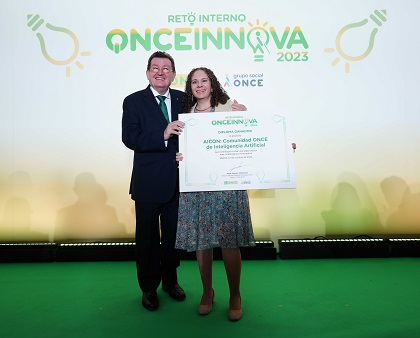 Ángel Sánchez entrega el premio a María José Torrado por AICON