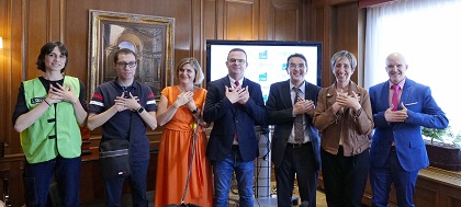 Los participantes hacen el signo del voluntariado