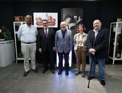 Foto familia presentación exposición