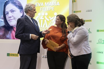 Eva con responsables de la ONCE
