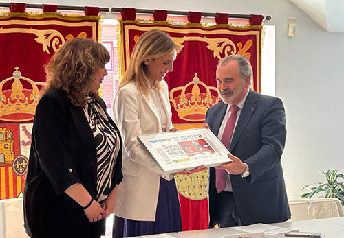 Luis Natalio entrega a la alcaldesa una lámina con el cupón de la Bienal