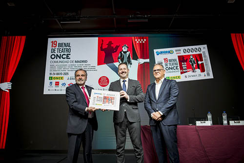Momento de la entrega de la lámina del cupón al consejero