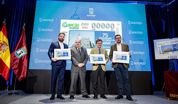 Foto de familia de las autoridades posando con el cupón
