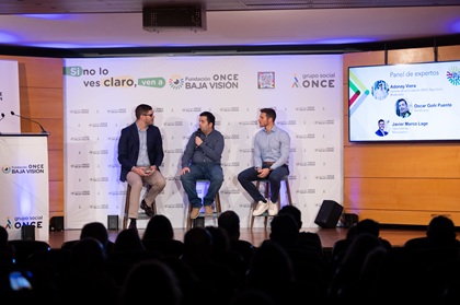 Adonay Viera, Óscar Goñi, beneficiario, y Javier Marco, optomestrista