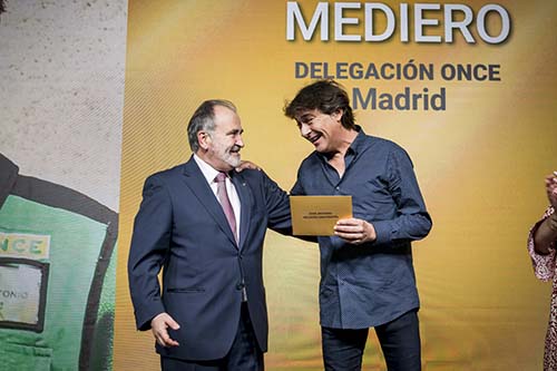 José Antonio Mediero recoge el galardón de manos del delegado