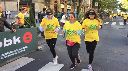 Varios corredores con antifaz participando en la Carrera de Cascabeles