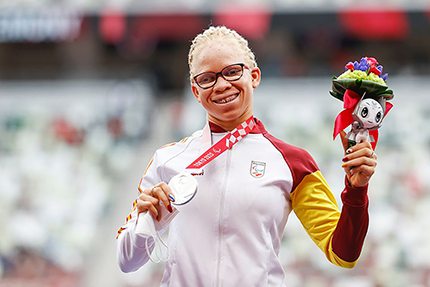 Adiaratou Iglesias con la medalla de plata conquistada en los 400 metros