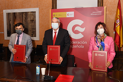 Foto de familia de la firma del acuerdo entre Grupo Social ONCE y AECID