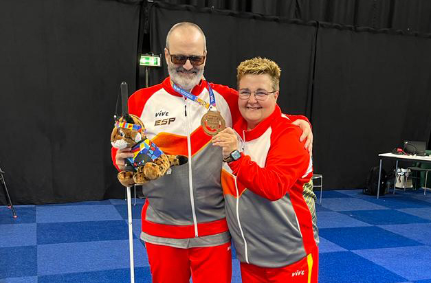 Ager Solabarrieta y su guía Maite Badiola con la medalla de bronce