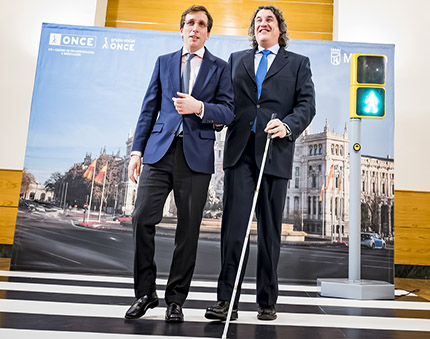 Martínez-Almeida y Luis Palomares cruzan paso de cebra con semáforo accesible activado por un mando