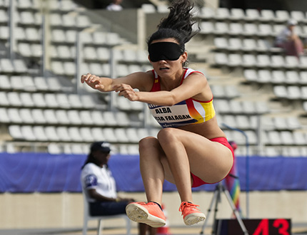 Alba García Falagán en pleno salto de loingitud