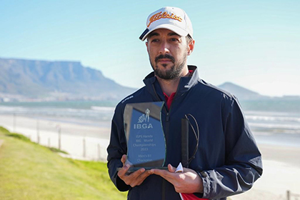 Alejandro de Miguel, con el trofeo de campeón del mundo