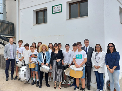 Escolares posan junto a la calle de la Inclusión