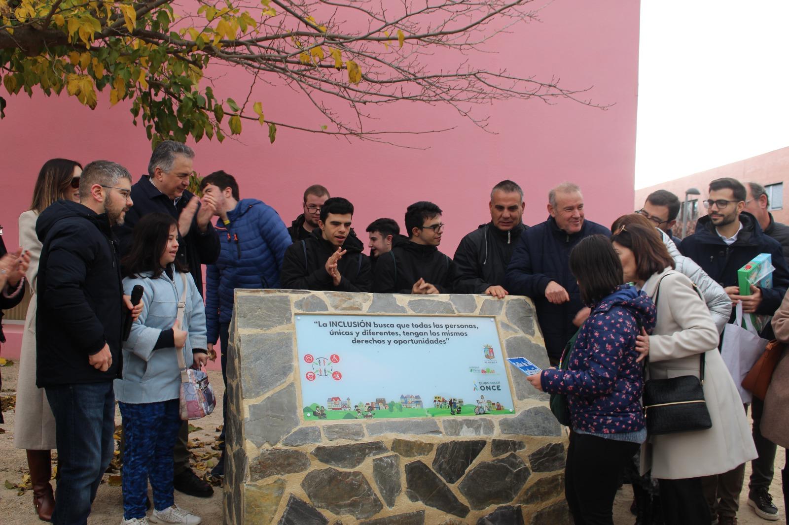 Alumna colocando la placa de la Calle de la Inclusión en Almansa