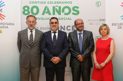 Foto de familia de los participantes en la presentación