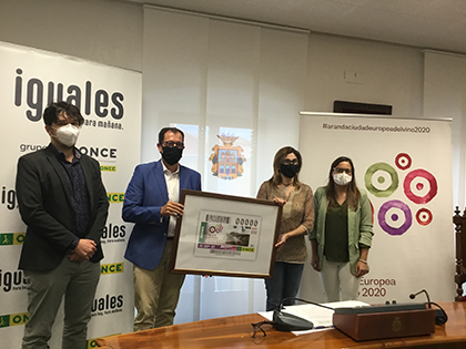 Foto de familia de la presentación del cupón dedicado a Aranda de Duero Ciudad Europea del Vino 2020