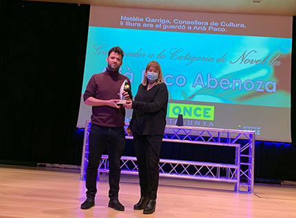 Arià Paco en el momento de recibir el premio