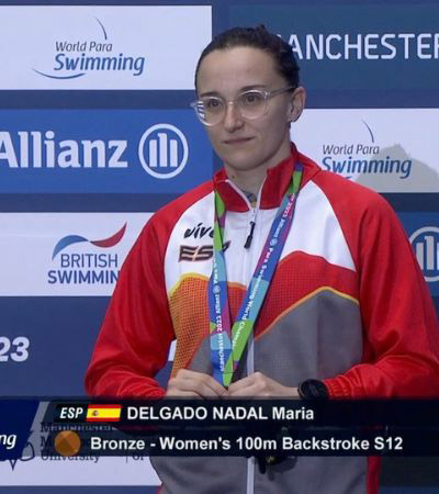 María Delgado con el bronce en la entrega de medallas de los 100 metros espalda S12
