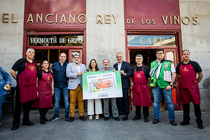Foto de familia de la presentación del cupón de la ONCE dedicado a la tapa de Callos a la Madrileña