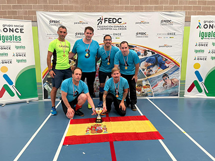 Equipo de Canarias Cludeón, con el trofeo